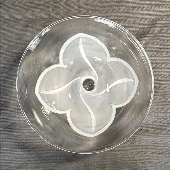 Clear Glass Bowl Immaculate Condition Pre-Owned Perfect for all Occasions. - Picture 4 of 5